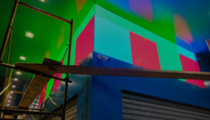 قمنا بتنفيذ مشروع تركيب شاشة LED خارجية مميزة لفرع العربي جروب – لمكرم عبيد