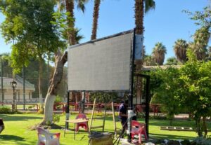 شاشات LED الخارجية (Outdoor LED displays) من أبرز التقنيات الحديثة في عالم الإعلان والعرض المرئي في الأماكن المفتوحة. لعرض صور ومقاطع فيديو عالية الجودة في مختلف الظروف الجوية
