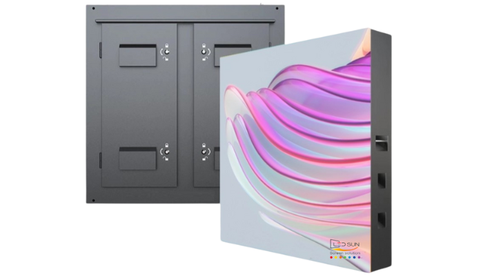 شاشة ليد حديد خارجية بقياس 960×960 مم تعرض إعلانًا وسط بيئة خارجية