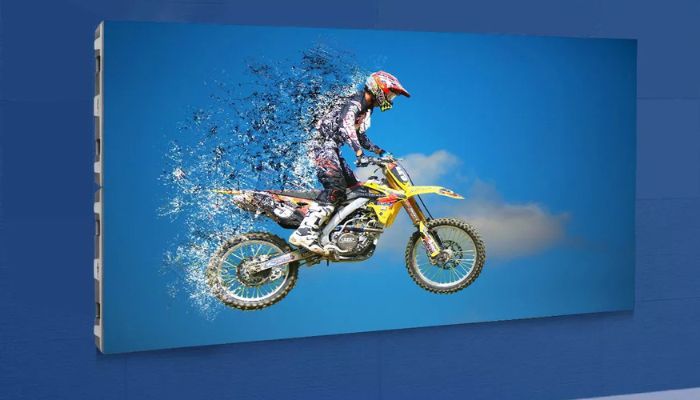 شاشة ليد داخلية ثابتة بحجم 640×640 مم تعرض محتوى رقمي عالي الدقة في بيئة داخلية حديثة وأنيقة.