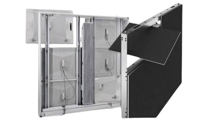 شاشة LED البلاتينيوم 960×960 مم تعرض إعلانًا خارجيًا بجودة عالية وسط شارع مزدحم